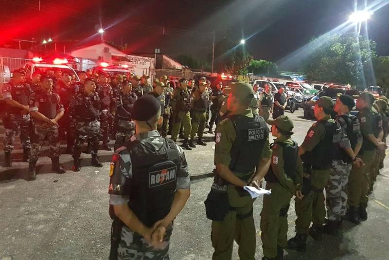 A Polícia Militar, com o apoio da Polícia civil, Departamento de Trânsito do Estado (Detran), Guarda Municipal de Ananindeua, Grupamento Aéreo de Segurança Pública (Graesp) e Grupamento Fluvial, lançou na noite desta terça-feira (16) a ação "Garantia da Ordem", que tem como principal objetivo coibir a violência e diminuir o índice de criminalidade nos bairros Icuí-Guajará, Icuí Laranjeira, Cidade Nova e Jibóia Branca.
FOTO: ASCOM PMPA
DATA: 16.01.2018
ANANINDEUA - PARÁ <div class='credito_fotos'>Foto: ASCOM / PMPA | <a href='/midias/2018/originais/99873d0d-203a-4a29-a2ee-54a11f98dbd9.jpg' download><i class='fa-solid fa-download'></i> Download</a></div>