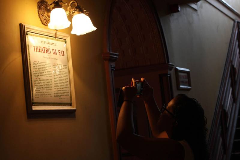 O aposentado Mário Printes, 74 anos, tem o costume de visitar o Theatro da Paz pelo menos uma vez ao mês. É apaixonado pela arquitetura e história do lugar e, se instigado, é capaz de falar horas sobre ele. Nesta quinta-feira (15), dia no qual o espaço completa 140 anos, o aposentado estava na fila para retirar o ingresso do concerto da Amazônia Jazz Band, que marcará, nesta mesma noite, o aniversário do prédio centenário. “Não poderia ficar de fora dessa programação. Seria como não prestigiar um amigo próximo e querido no dia do seu aniversário”, disse Mário. Com a regência do maestro Nelson Neves e a cantora Simone Almeida como convidada especial, o concerto “Celebrando Theatro da Paz e Waldemar Henrique” comemora o aniversário de 140 anos do teatro e 113 anos do maestro paraense – que nasceu na mesma data de fundação da casa. A entrada é gratuita e o espetáculo começa às 20 horas.
FOTO: SIDNEY OLIVEIRA / AG PARÁ
DATA: 15.02.2018
BELÉM - PARÁ <div class='credito_fotos'>Foto: Sidney Oliveira/Ag. Pará | <a href='/midias/2018/originais/99885014-54dc-4971-86dc-fe73aa970e27.jpg' download><i class='fa-solid fa-download'></i> Download</a></div>