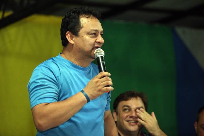O município de São Francisco do Pará recebeu, neste sábado (30), uma ordem de serviço para o asfaltamento de 5 quilômetros de suas ruas, um investimento de quase R$ 2 milhões. A ação é uma realização do Governo do Estado, por meio da Secretaria de Estado de Desenvolvimento Urbano e Obras Públicas (Sedop), e tem a parceria da Assembleia Legislativa do Estado (Alepa) e da prefeitura do município beneficiado. O evento de entrega ocorreu de 18h às 20h, no Centro de Referência e Assistência Social (Cras) da cidade. A iniciativa faz parte de uma ação maior, já realizada em Viseu, Augusto Corrêa, Tracuateua, Bonito, Floresta do Araguaia, Curionópolis, São João da Ponta, Curuçá, Terra Alta, Sapucaia, Redenção, Capanema, Bragança, São Domingos do Capim e outros municípios. Nos 14 municípios citados, foram destinados mais de R$ 42 milhões para a pavimentação asfáltica em cerca de 95 quilômetros. Na foto, o representante do Governo do Estado, Jair Pinto.
FOTO: SIDNEY OLIVEIRA / AG. PARÁ
DATA: 30.06.2018
SÃO FRANCISCO - PARÁ <div class='credito_fotos'>Foto: Sidney Oliveira/Ag. Pará | <a href='/midias/2018/originais/99902474-4240-46a6-95f1-d7487011c7d9.jpg' download><i class='fa-solid fa-download'></i> Download</a></div>
