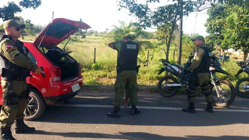 Dados divulgados pelo Comando de Policiamento Regional 1 (CPR 1) mostram que no primeiro trimestre deste ano houve redução de 39% em relação ao mesmo período do ano passado, em relação as ocorrências de roubo, homicídios e latrocínios registradas nos 13 municípios da área de abrangência. A principal redução se deu em relação aos homicídios. Foram registrados, em 2018, 548 casos, contra 864 registros no mesmo período de 2017. A diminuição dos delitos passa por diversos fatores, entre os principais, a otimização do policiamento ostensivo em áreas de risco, o reforço estrutural, como o emprego de novas viaturas e, também, a efetivação do 35º BPM, em Santarém. O relatório do Comando mostra ainda que nos três primeiros meses do ano houve redução nos casos de roubo: 36 (2017) e 28 (2018). O que representa uma redução de 22%. O latrocínio, que segundo o Código Penal caracteriza-se pelo roubo seguido de morte, também teve queda expressiva: nenhuma ocorrência registrada neste ano, contra 4 casos no mesmo período de 2017. Na foto, apreensões e revista de acusados durante trabalho ostensivo da PM.
FOTO: SAMUEL ALVARENGA / SECOM
DATA: 29.04.2018
SANTARÉM - PARÁ <div class='credito_fotos'>Foto: Samuel Alvarenga / Secom | <a href='/midias/2018/originais/999bf69f-ff62-48fe-9b2d-eb45a3ea1321.jpg' download><i class='fa-solid fa-download'></i> Download</a></div>