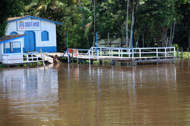 A comunidade Sítio Bosque fica no município de Moju, a 127 quilômetros da capital paraense. Após a descida da ponte que dá acesso à cidade e mais 45 minutos por uma estrada de ramal, às margens do Rio Moju, chega-se à comunidade. Lá moram 87 famílias, o equivalente a mais de 200 pessoas
FOTO: MÁCIO FERREIRA / AG. PARÁ
DATA: 05.03.2018
MOJU - PARÁ <div class='credito_fotos'>Foto: MÁCIO FERREIRA/ AG. PARÁ | <a href='/midias/2018/originais/99a48d2b-dbfc-410e-a611-c7e54edc5aa6.jpg' download><i class='fa-solid fa-download'></i> Download</a></div>