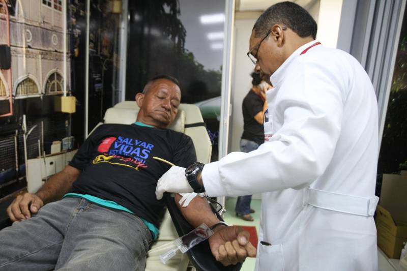 As principais avenidas do centro de Belém ganharam um tom especial e de solidariedade, neste domingo (25), com a “Caminhada pela Vida”, promovida pela Fundação Centro de Hemoterapia e Hematologia (Hemopa), em comemoração ao Dia Nacional do Doador Voluntário de Sangue, festejado na hemorrede brasileira, que é composta por 32 hemocentros.

FOTO: CARLOS SODRÉ/AG. PARÁ
DATA: 25.11.2018
BELÉM - PARÁ <div class='credito_fotos'>Foto: Carlos Sodré /Ag. Pa   |   <a href='/midias/2018/originais/99a5adff-908b-421a-9090-c1c44ffea456.jpg' download><i class='fa-solid fa-download'></i> Download</a></div>