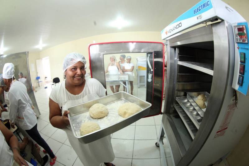Internas do Centro de Reeducação Feminino (CRF), em Ananindeua, município da Região Metropolitana de Belém, estão colocando literalmente a mão na massa e produzindo pães, bolos e pizzas, dentro do centro de panificação da casa penal. O espaço, inaugurado em dezembro do ano passado no CRF, também foi instalado na Colônia Penal Agrícola de Santa Izabel (CPASI), pela Superintendência do Sistema Penitenciário do Estado (Susipe), com o objetivo de oferecer capacitação profissional para internos custodiados nos regimes fechado e semiaberto.
FOTO: THIAGO GOMES / AG. PARÁ
DATA: 08.02.2017
ANANINDEUA - PARÁ <div class='credito_fotos'>Foto: CARLOS SODRÉ / AG. PARÁ | <a href='/midias/2018/originais/99a5f9f7-e25d-4339-9be1-59ab70625c10.jpg' download><i class='fa-solid fa-download'></i> Download</a></div>