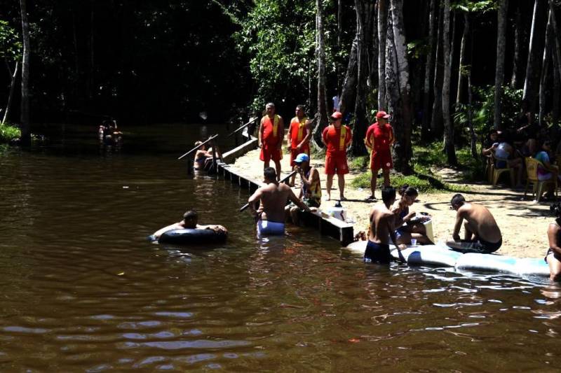 A terça-feira de Carnaval (13) nas praias do município de Barcarena foi marcada pelo trabalho de prevenção e de orientação aos frequentadores. Militares do Corpo de Bombeiros trabalharam intensamente no quarto dia da Operação Carnaval 2018 nas praias e blocos de rua, a fim de garantir a segurança de todos. A festa em Barcarena só terminará na Quarta-feira de Cinzas, com atrações musicais. As praias de Caripi, Vila do Conde, Cupiranga e Sirituba receberam o reforço do efetivo militar para atender os banhistas em qualquer situação. Com a tranquilidade nas praias, não houve registro de ocorrências graves, resultado do trabalho preventivo realizado pelo 6° Grupamento de Bombeiros Militar de Barcarena.
FOTO: ASCOM / CBMPA
DATA: 13.02.2018
VIGIA - PARÁ
<div class='credito_fotos'>Foto: ASCOM / CBMPA | <a href='/midias/2018/originais/99a91673-843a-4aa5-bf40-da70d0f45509.jpg' download><i class='fa-solid fa-download'></i> Download</a></div>