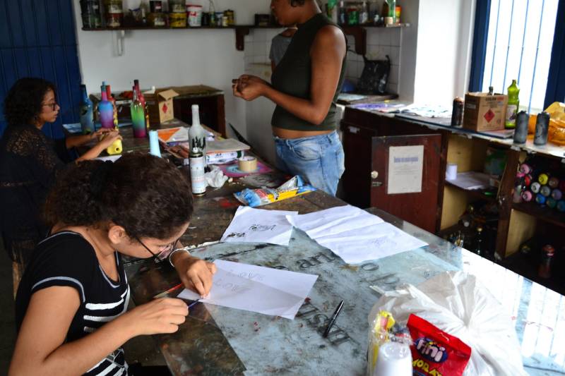 A partir desta segunda-feira, 16, estão abertas as inscrições para as oficinas de arte e ofício do Curro Velho e Casa da Linguagem, que serão realizadas em maio. O período das aulas é de 2 a 22 de maio, no horário da manhã e tarde. Confira os cursos aqui. Os alunos da rede pública de ensino não pagam a taxa de inscrição, porém devem apresentar a declaração da Escola onde estão matriculados. Os demais pagam uma taxa única de 20 reais. As oficinas são voltadas para as mais diversas linguagens artísticas: gravura, desenho, dança, serigrafia, violão, fotografia, entre outras. Na Casa da Linguagem o público pode se inscrever em oficinas de redação, abordagem textual para o Enem, libras, leitura e interpretação de texto. São mais de 100 opções de cursos.
FOTO: ASCOM / FCP
DATA: 16.04.2018
BELÉM - PARÁ <div class='credito_fotos'>Foto: ASCOM FCP | <a href='/midias/2018/originais/99aff4ae-f227-4e9e-8901-217bba4f982b.jpg' download><i class='fa-solid fa-download'></i> Download</a></div>