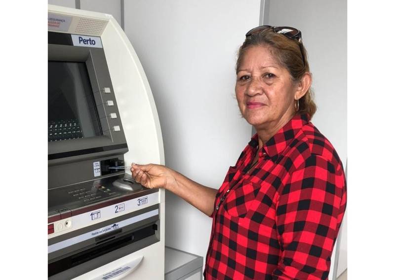 Os moradores de Oeiras do Pará contam agora com uma moderna agência do Banpará. O Banco, pioneiro no município localizado no Arquipélago do Marajó, foi inaugurado na manhã desta quarta-feira (12). Com essa nova agência, o Banpará passa a cobrir 100, dos 144 municípios do Estado, levando cada vez mais acesso aos serviços bancários as comunidades mais distantes da Capital paraense. Na foto, Maria de Fátima Moraes.

FOTO: ASCOM BANPARÁ
DATA: 12.12.2018
OEIRAS DO PARÁ <div class='credito_fotos'>Foto: Ascom Banpará   |   <a href='/midias/2018/originais/99b53f0d-59c3-42d4-b320-0e5b071c454a.jpg' download><i class='fa-solid fa-download'></i> Download</a></div>