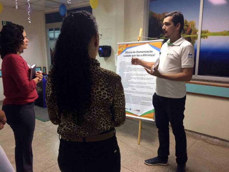 A internação hospitalar é uma situação que ninguém deseja. Mas, quando necessária, quanto mais acolhedora for, melhor para a recuperação do paciente. No Hospital Regional do Sudeste do Pará - Dr. Geraldo Veloso (HRSP), em Marabá (PA), para tornar esse período mais ameno para o usuário, o atendimento se baseia na Política Nacional de Humanização do Sistema Único de Saúde (SUS). Assim, desde o momento da admissão até a alta hospitalar, todas as etapas da assistência prezam pelo bom relacionamento, respeito às necessidades individuais, garantia dos direitos, segurança e qualidade.
FOTO: ASCOM / HRSP
DATA: 02.03.2018
MARABÁ - PARÁ <div class='credito_fotos'>Foto: ASCOM HRSP | <a href='/midias/2018/originais/99be54bb-7dbd-42a1-9e11-c2ac17431e17.jpg' download><i class='fa-solid fa-download'></i> Download</a></div>