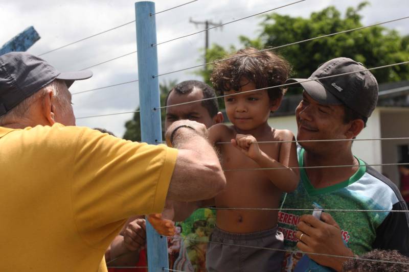 No último dia 14, a dona de casa Francisca Correa foi assaltada quando saia da igreja, no município de Primavera, nordeste do estado. dois rapazes a derrubaram da bicicleta e levaram sua bolsa. Francisca acabou se tornando uma das primeiras usuárias da nova Unidade Integrada de Polícia Pro Paz (UIPP) em Primavera. "Cheguei, fui rapidamente atendida e os dois rapazes já foram, inclusive, presos", disse. Francisca, que voltou à UIPP nessa segunda-feira, dia 19, para buscar o boletim de ocorrência. Coincidentemente, o mesmo dia em que a unidade foi oficialmente entregue à população pelo governador Simão Jatene. Não que a gente goste de vir aqui, né?", afirmou Francisca. Delegacia nunca é bom, completou a dona de casa. "Mas, quando a gente chega num lugar novo e é bem atendida, aí se sente mais tranquila, principalmente numa hora de sofrimento como essa, de um assalto", concluiu.
FOTO: RODOLFO OLIVEIRA / AG. PARÁ
DATA: 19.03.2018
PRIMAVERA - PARÁ <div class='credito_fotos'>Foto: Rodolfo Oliveira/Ag. Pará | <a href='/midias/2018/originais/99cda8a1-5c43-4d56-8b01-8455784976ba.jpg' download><i class='fa-solid fa-download'></i> Download</a></div>