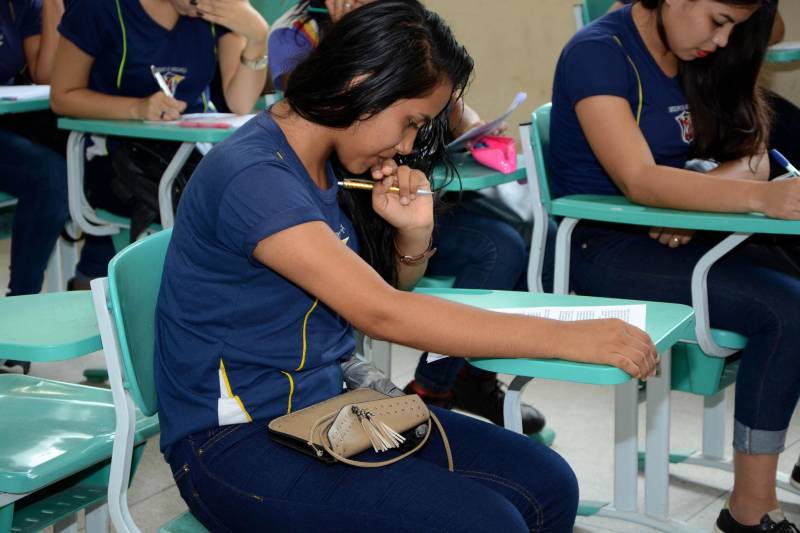 Com o propósito de elevar o índice de aprovação no ensino médio e no vestibular, os alunos da Escola Estadual Deodoro de Mendonça participaram do projeto “De olho no Enem”, uma ação do Projeto Jovens de Futuro (PJF). A primeira oficina, realizada nesta quarta-feira (18), contemplou o eixo de Ciências Humanas e suas Tecnologias. O projeto ocorre bimestralmente, até o final do ano, e vai atender 285 alunos do 3º ano do ensino médio e do técnico que estudam na escola. Idealizado pelos professores do ensino médio, o projeto realiza simulados que são somados às avaliações regulares. No primeiro momento, os alunos fazem o simulado referente à área de conhecimento seguindo o formato do Exame Nacional do Ensino Médio (Enem) e, no segundo momento, ocorre a correção comentada da prova no auditório da escola.
FOTO: FERNANDO NOBRE / ASCOM SEDUC
DATA: 18.04.2018
BELÉM - PARÁ <div class='credito_fotos'>Foto: FERNANDO NOBRE/ASCOM SEDUC | <a href='/midias/2018/originais/99d30b82-14bd-4bdd-bcb3-8f1f6b859e87.jpg' download><i class='fa-solid fa-download'></i> Download</a></div>