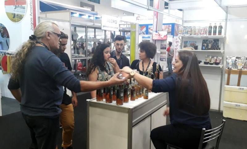 Empresários paraenses e representantes do governo do Estado participaram da 3ª edição do Salão Internacional de Restaurantes, Hotelaria e Alimentação (SIRHA), entre os dias 14 e 16 de março, realizado na São Paulo Expo, na capital paulista. A participação do Pará no evento foi uma iniciativa da Secretaria de Estado de Turismo (Setur), em parceria com a Secretaria de Estado de Desenvolvimento, Mineração e Energia (Sedeme), Centro de Empreendedorismo da Amazônia e Instituto Paulo Martins.
FOTO: ASCOM / SETUR
DATA: 19.03.2018
SÃO PAULO - SP
<div class='credito_fotos'>Foto: ASCOM SETUR | <a href='/midias/2018/originais/99e41bac-d55b-4c86-851a-9ada26ada390.jpg' download><i class='fa-solid fa-download'></i> Download</a></div>