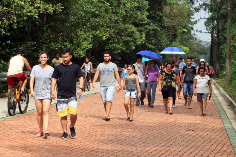 Neste primeiro feriado após a reabertura do Parque ao público, no último dia 16, o movimento no Peut foi grande, principalmente entre famílias e esportistas. Gente de todas as idades aproveitou a estrutura, segurança e tranquilidade do local para praticar seu esporte favorito. Bicicletas, patins e skate disputavam espaço em meio aos quatro quilômetros de percurso da pista principal.
FOTO: CARLOS SODRÉ / AG. PARÁ
DATA: 30.03.2018
BELÉM - PARÁ <div class='credito_fotos'>Foto: CARLOS SODRÉ / AG. PARÁ | <a href='/midias/2018/originais/99e5e444-2193-4314-8dad-557518115a51.jpg' download><i class='fa-solid fa-download'></i> Download</a></div>