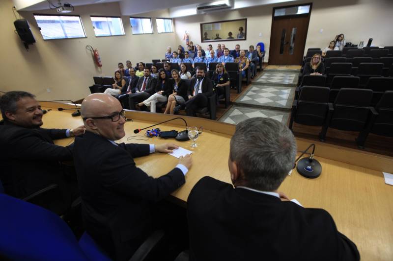 Em 2018, o Centro de Perícias Científicas (CPC) Renato Chaves celebra a segunda parceria com a Polícia Internacional. Dessa vez, o intercâmbio foi fechado com a Polícia Francesa, na manhã desta segunda-feira (23), com a abertura da Semana de Intercâmbio de Investigação Criminal: Brasil x França - O Local de Homicídio em Evidência, no auditório do CPC. Durante a semana, os peritos ampliarão seus conhecimentos sobre as técnicas, protocolos e tecnologias utilizadas na França. Policiais civis e militares também participam da qualificação. O intercâmbio está sendo organizado pela Direção Geral do CPC, por meio da Direção de Cooperação Internacional da Embaixada Francesa, sediada em Brasília. Dois agentes da Polícia do Brigade Criminelle e do Service Régionale d'Identité Judiciaire, com apoio do Ministério do Interior da França, participam da qualificação, que segue até a próxima sexta-feira (27) e será realizada na modalidade presencial, com aulas práticas e teóricas sobre as técnicas em local de crime.
FOTO: RODOLFO OLIVEIRA / AG. PARÁ
DATA: 23.04.2018
BELÉM - PARÁ <div class='credito_fotos'>Foto: Rodolfo Oliveira/Ag. Pará | <a href='/midias/2018/originais/99e995be-d5f4-4a97-b373-52ecb0236a96.jpg' download><i class='fa-solid fa-download'></i> Download</a></div>