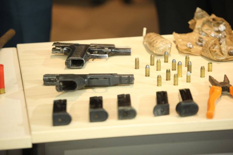 Durante incursões no Complexo Penitenciário de Santa Izabel e em área de mata das adjacências, foram apreendidas 11 armas, dois coletes, carregadores, farta munição, estoques, facas e ferramentas. A ação foi executada na terça (10) e na manhã de quarta-feira (11) por militares do Batalhão de Polícia Penitenciária (BPOP), Ronda Ostensiva Tática Metropolitana (Rotam), Companhia de Operações Especiais (COE) e Grupo Tático Operacional (GTO)/Comando de Policiamento Regional III – Castanhal. De acordo com a Polícia Militar, as armas são quatro fuzis, uma carabina, uma submetralhadora, duas espingardas, duas pistolas e uma arma caseira. Dentre os fuzis, estão três de calibre 7,62mm. Todo o material apreendido será encaminhado à Polícia Civil.
FOTO: THIAGO GOMES / AG. PARÁ
DATA: 11.04.2018
BELÉM - PARÁ <div class='credito_fotos'>Foto: Thiago Gomes /Ag. Pará | <a href='/midias/2018/originais/99f98182-c01e-4d64-8176-dd964d0a9677.jpg' download><i class='fa-solid fa-download'></i> Download</a></div>