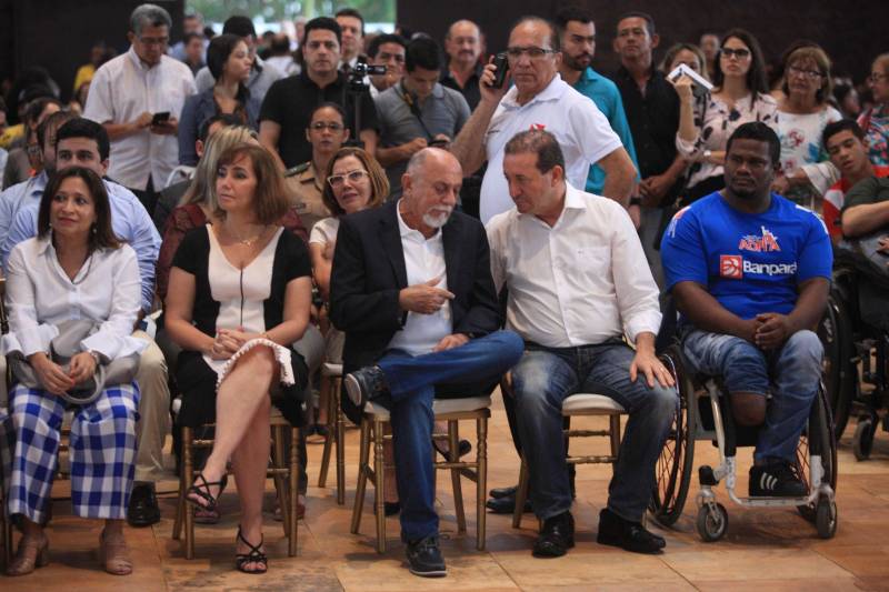Um espaço moderno, com atendimento de alta qualidade. Assim é o Centro Integrado de Inclusão e Reabilitação (CIIR), inaugurado pelo Governo do Estado na tarde desta quarta-feira (30). O centro integra vários serviços em um único local. Da assistência médica, odontológica, passando pela reabilitação, capacitação, oficinas para produção de próteses e serviço de apoio e diagnósticos em crianças, jovens e adultos com deficiência no Estado do Pará. Localizado na rodovia Arthur Bernardes, em Belém, às margens da Baía do Guajará, o Centro Integrado é o primeiro na região Norte e fica em uma área total de mais de 40 mil metros quadrados. A obra foi iniciada em março de 2014 e está orçada em mais de R$ 32 milhões, recursos do tesouro estadual. O CIIR faz parte das ações previstas pelo Governo do Estado ampliando os serviços já oferecidos pela Secretaria de Estado de Saúde Pública (Sespa).
FOTO: THIAGO GOMES / AG. PARÁ
DATA: 30.05.2018
BELÉM - PARÁ <div class='credito_fotos'>Foto: Thiago Gomes /Ag. Pará | <a href='/midias/2018/originais/99fd104e-c093-4662-88b0-10e0f4df44a1.jpg' download><i class='fa-solid fa-download'></i> Download</a></div>