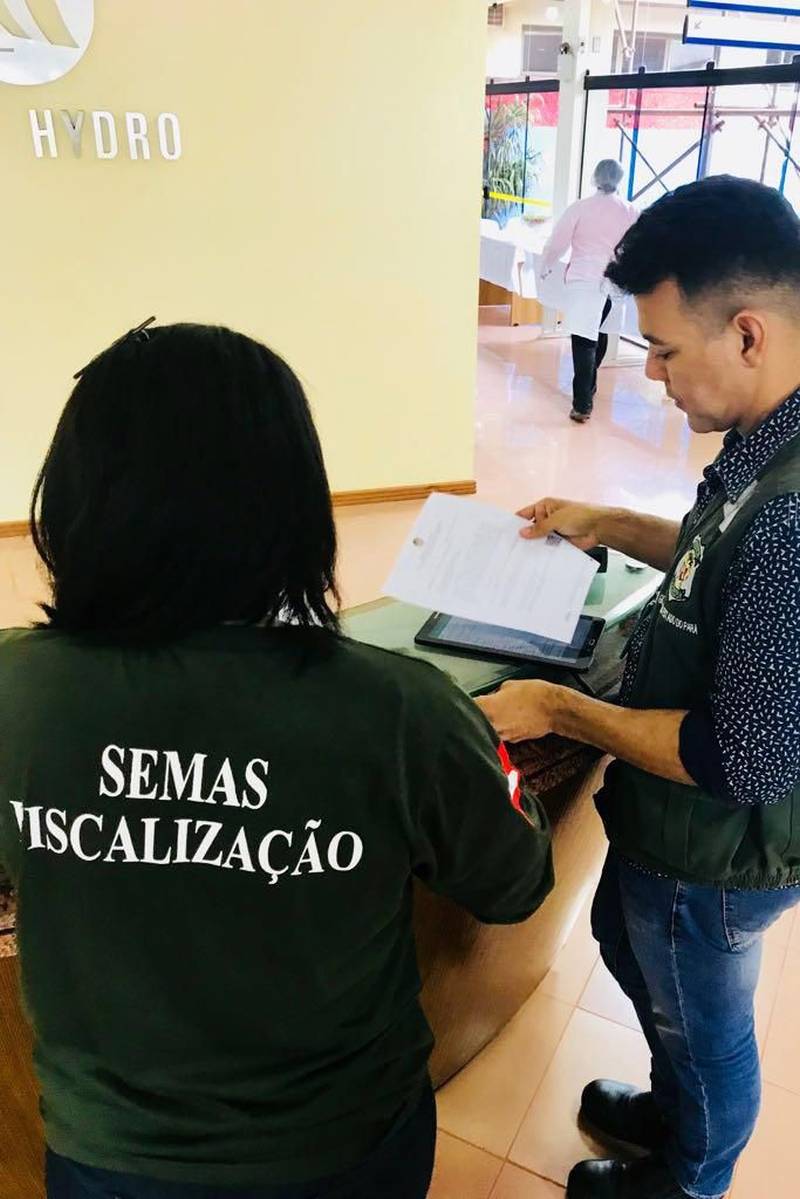 Por conta do não cumprimento do prazo de 48 horas dado pelo Governo do Estado para que a Hydro reduzisse os níveis das bacias de resíduos ao nível de pelo menos um metro, a Secretaria de Meio Ambiente e Sustentabilidade (Semas) notifica ( foto) a empresa, na manhã desta terça-feira (27), com a determinação de que reduza a produção da refinaria em 50%. A Semas também triplicará a multa definida anteriormente, cumprindo a legislação ambiental em vigor, chegando a cerca de R$ 1 milhão por dia de descumprimento (300 mil Unidades de Padrão Fiscal). A empresa informou formalmente que reduziu os índices, mas não integralmente no total determinado de um metro.
FOTO: LUIZ CARLOS / SECOM
DATA: 27.02.2018
BARCARENA - PARÁ <div class='credito_fotos'>Foto: LUIZ CARLOS / SECOM | <a href='/midias/2018/originais/9a0322b6-38cb-4099-ae56-097aadd7ff66.jpg' download><i class='fa-solid fa-download'></i> Download</a></div>