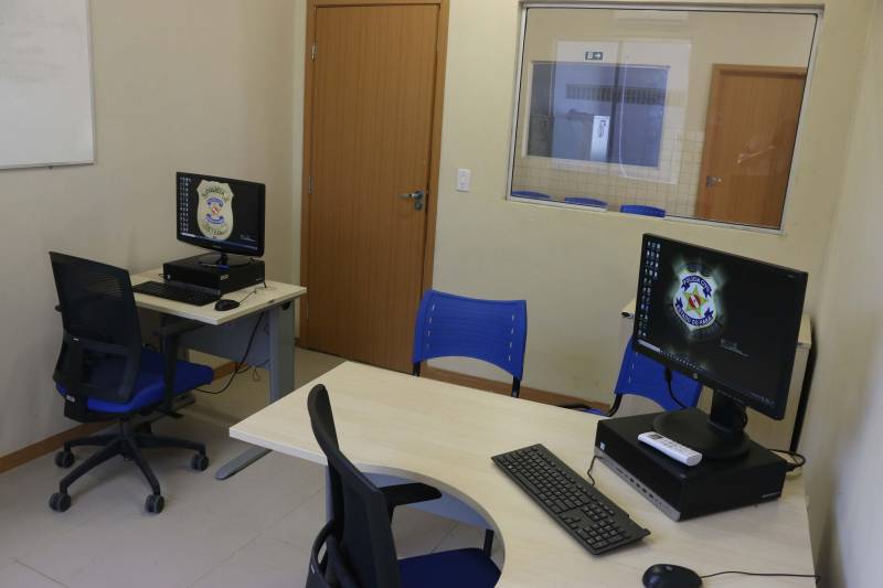 A população do município de Gurupá recebeu, na manhã desta segunda (22), a Unidade Integrada de Policiamento Pro Paz (UIPP, na foto) do município. Um investimento de mais um milhão de reais que irá substituir a unidade de polícia que funcionava no mesmo prédio desde a década de 70. O secretário de Estado de Segurança Pública, Luiz Fernandes representou o Governador do Estado na inauguração. O evento contou também com a presença do Comandante Geral da Polícia Militar Hilton Benigno e o delegado Sílvio Maués representando o Delegado Geral de Polícia Civil. A nova UIPP dispõe de salas para direção, investigadores, registro de ocorrências, espera, cartório, sala de reconhecimento de suspeitos, comando da Polícia Militar e corporação, além de espaços para mediação de conflitos. Luiz Fernades explicou que já forma construídas mais de 70 UIPPs em todo o Estado e que atendem a população não apenas no que diz respeito ao atendimento policial como também o social. “É este o referencial dos conceito das Unidades Integradas de Policiamento”, comentou o secretário que também anunciou a entrega de uma lancha nova para o policiamento fluvial nesta região.
FOTO: SIDNEY OLIVEIRA / AG. PARÁ
DATA: 21.10.2018
GURUPÁ - PARÁ <div class='credito_fotos'>Foto: Sidney Oliveira/Ag. Pará | <a href='/midias/2018/originais/9a07c8a5-cd27-46ff-a408-79a09e85fac3.jpg' download><i class='fa-solid fa-download'></i> Download</a></div>