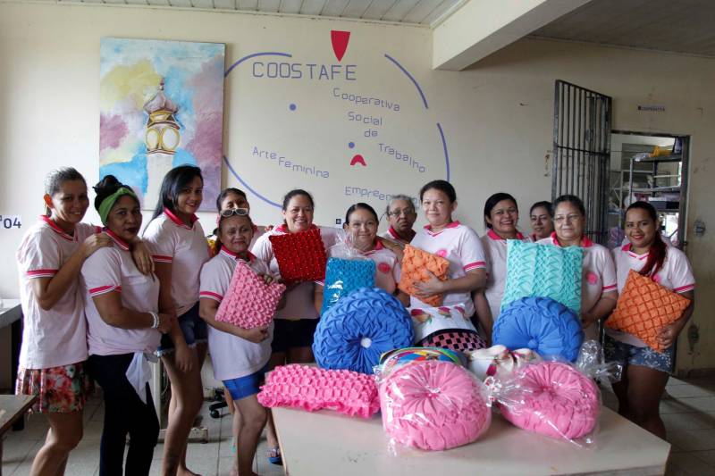 Detentas do Centro de Recuperação Feminino (CRF) de Ananindeua (na Região Metropolitana de Belém) que fazem parte da Cooperativa de Trabalho Arte Feminina Empreendedora (Coostafe), primeira cooperativa formada exclusivamente por internas do sistema penitenciário no Brasil, realizaram um curso de capacitação para produção de almofadas decorativas. A iniciativa é da Superintendência do Sistema Penitenciário do Estado (Susipe), em parceria com o Serviço Nacional de Aprendizagem Rural (Senar). Nas aulas, as participantes confeccionaram almofadas e aprenderam técnicas como entrelaçados de fita, aplicação de tecidos, captonê (pontos feitos com cordões ou fios grossos) e patchwork, conhecida como "crazy" – junção de pequenos pedaços de vários tecidos diferentes e irregulares, que são cortados e costurados em um bloco, possibilitando a utilização de restos de retalhos utilizados em outras produções pela cooperativa.
FOTO: AKIRA ONUMA / ASCOM SUSIPE
DATA: 24.04.2018
BELÉM - PARÁ <div class='credito_fotos'>Foto: Akira Onuma / Ascom Susipe | <a href='/midias/2018/originais/9a0fad8d-1927-48f1-a964-99936084b35f.jpg' download><i class='fa-solid fa-download'></i> Download</a></div>