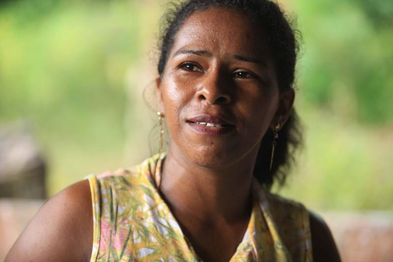 O dia começa cedo para a família do agricultor Adilson dos Santos, 33 anos. Produtores de mandioca da comunidade quilombola Boa Vista do Itá, de Santa Izabel do Pará, região metropolitana de Belém, eles são o retrato de uma tradição que vem se perpetuando por gerações e garantindo na mesa dos paraenses o produto que é a base alimentar do Estado. Do plantio ao beneficiamento, o lavrador herdou do pai a cultura que hoje é a principal fonte de renda da vila, onde vivem cerca de 50 famílias. No Pará, 96% da mandioca produzida vem da agricultura familiar. “Mandioca é pop, mandioca é tudo”, brinca Adilson. Ele está certo. Os produtos derivados da planta são diversos e ajudam a compor alguns dos pratos típicos mais conhecidos da região. Quase onipresente na mesa do paraense, a farinha é, muitas vezes, o alimento principal, nos sete dias da semana. Mas para chegar até as nossas casas, é preciso muito esforço e dedicação, aliado ao emprego de pesquisa e investimentos cada vez maiores do poder público. O conhecimento empírico do homem do campo hoje recebe o apoio de novas tecnologias e técnicas de plantio, que resultam em mais qualidade e produtividade. Na foto, a líder comunitária Cristina Borges, 33 anos.
FOTO: MÁCIO FERREIRA / AG PARÁ
DATA: 25.02.2018
SANTA IZABEL DO PARÁ
<div class='credito_fotos'>Foto: MÁCIO FERREIRA/ AG. PARÁ | <a href='/midias/2018/originais/9a10d9f4-5ea0-43ec-a710-d1bb9832ec53.jpg' download><i class='fa-solid fa-download'></i> Download</a></div>