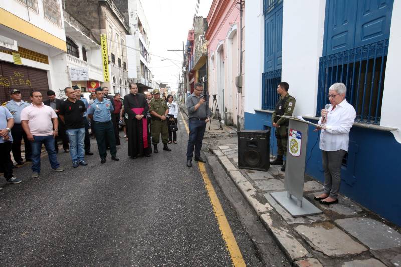 Leia Braúna mora há dois anos e meio no bairro da Cidade Velha e vê com alegria a instalação de uma sede da Polícia Militar na Rua Dr. Assis, bem pertinho de sua casa. O novo prédio da 1ª Companhia do 2º Batalhão da PM foi inaugurado na tarde desta quinta-feira, 5, e agora além de estar mais acessível aos moradores dos bairros da Campina, Reduto e Cidade Velha, oferece melhores condições de trabalho aos militares. O local foi cedido pela Arquidiocese de Belém em fevereiro deste ano de forma gratuita e por tempo indeterminado. Antes disso, a sub-unidade funcionava no 3º andar da seccional do Comércio. O Major Luiz Octávio, comandante do 2º Batalhão, informa que a Companhia atua com 165 policiais militares, que atendem cerca de 24 mil moradores da área. “A proximidade da Polícia Militar com a comunidade é um ponto primordial da instalação da 1ª Companhia, além de ser estratégico, porque se coloca em uma posição de atendimento rápido tanto ao Reduto, quanto para Campina e a própria Cidade Velha”, afirmou o oficial.
FOTO: CARLOS SODRÉ / AG. PARÁ
DATA: 05.04.2018
BELÉM - PARÁ <div class='credito_fotos'>Foto: Carlos Sodré/Agência Pará | <a href='/midias/2018/originais/9a10ee54-f0bd-431c-ada0-2918a8e96859.jpg' download><i class='fa-solid fa-download'></i> Download</a></div>