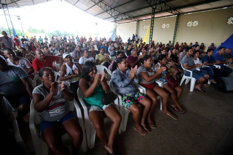 O Governo do Estado entregou (foto) na tarde desta sexta-feira (29), a ordem de serviço para a pavimentação de três quilômetros de vias no munícipio de Bonito, no Nordeste do Estado. O documento foi entregue pelo chefe do Núcleo de Governo, José Megale. O investimento na ordem de R$ 1,3 milhão faz parte dos esforços do Governo do Estado em levar mais qualidade de vida à população. A assinatura contou com a participação do presidente da Assembleia Legislativa do Estado (Alepa), deputado Márcio Miranda, e do deputado Milton Campos, que também entregou as chaves de uma retroescavadeira adquirida através de emenda parlamentar.
FOTO: SIDNEY OLIVEIRA / AG. PARÁ
DATA: 29.06.2018
BONITO - PARÁ <div class='credito_fotos'>Foto: Sidney Oliveira/Ag. Pará | <a href='/midias/2018/originais/9a12eef3-f57b-44f1-94c8-b6c2f116b661.jpg' download><i class='fa-solid fa-download'></i> Download</a></div>