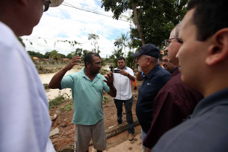 O Governador do Pará, Simão Jatene, esteve durante esta sexta-feira (13) no município de Paragominas. Além de visitar as áreas afetadas pela enxurrada que ocorreu na madrugada da quinta-feira (12), ele conversou com moradores atingidos, reuniu com autoridades municipais, secretários de estado, com o Corpo de Bombeiros e a Defesa Civil para traçar as metas e ações a serem cumpridas para restabelecer a normalidade na cidade. A forte enxurrada, que durou toda a madrugada, alagou cerca de 40% da cidade e atingiu 350 famílias. Até o momento, 13 locais foram adequados para funcionar como abrigo, entre escolas, associações, ginásios, entre outros, para receber desabrigados e desalojados.

FOTO: SIDNEY OLIVEIRA / AG. PARÁ
DATA: 13.04.2018
PARAGOMINAS - PARÁ <div class='credito_fotos'>Foto: Sidney Oliveira/Ag. Pará   |   <a href='/midias/2018/originais/9a1a839d-7038-44c6-b380-2721e08803b2.jpg' download><i class='fa-solid fa-download'></i> Download</a></div>