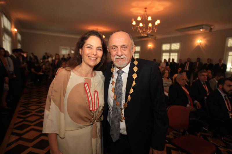 O Governo do Estado do Pará concedeu hoje 230 comendas do Mérito Grão-Pará (foto), a mais alta do Estado, a autoridades e servidores que se destacaram nos últimos oito anos de serviços prestados à população. “O ciclo que encerramos hoje não encerra nossa missão de servir ao público, porque uma vez servidores públicos, trabalhando em benefício da população, nunca mais deixamos de sê-lo, pois essa missão fica gravada em nossos corações”, disse o governador Simão Jatene aos agraciados. O governador entregou, pessoalmente, uma a uma as condecorações.  Das 230 medalhas, 14 foram no grau de Grande Oficial, 60 no grau de Comendador, 8 no grau de Oficial e 11 no grau de Cavaleiro aos servidores civis. Entre os militares, 4 receberam no grau de Comendador, 38 de Oficial e 109 no grau de Cavaleiro.

FOTO: CRISTINO MARTINS / AG. PARÁ
DATA: 31.12.2018
BELÉM - PARÁ <div class='credito_fotos'>Foto: Cristino Martins/Ag. Pará   |   <a href='/midias/2018/originais/9a1ca4dd-bcbd-47cc-b78d-9315fc510890.jpg' download><i class='fa-solid fa-download'></i> Download</a></div>