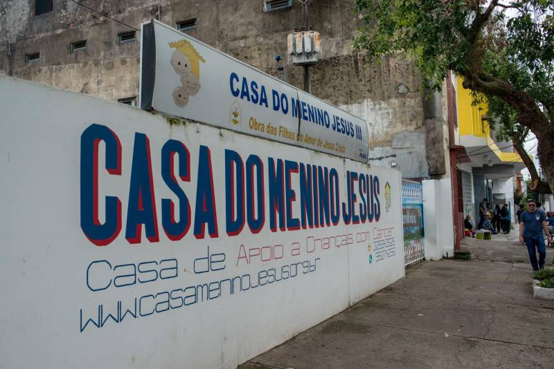 Crianças atendidas pela Casa de Apoio a Crianças com Câncer, Menino Jesus III ganharam, na manhã desta quinta-feira (29), um Espaço de Leitura do projeto Livro Solidário, coordenado pela Imprensa Oficial do Estado (IOE) e Núcleo de Articulação e Cidadania (NAC), do Governo do Estado. A Casa fica na Travessa Castelo Branco, no bairro de São Brás, em Belém.

FOTO: FERNANDO SETTE CÂMARA / ASCOM IOE
DATA: 29.11.2018
BELÉM - PARÁ <div class='credito_fotos'>Foto: FERNANDO SETTE CÂMARA / ASCOM IOE   |   <a href='/midias/2018/originais/9a230a05-d40f-4a31-82bc-7792568ff451.jpg' download><i class='fa-solid fa-download'></i> Download</a></div>