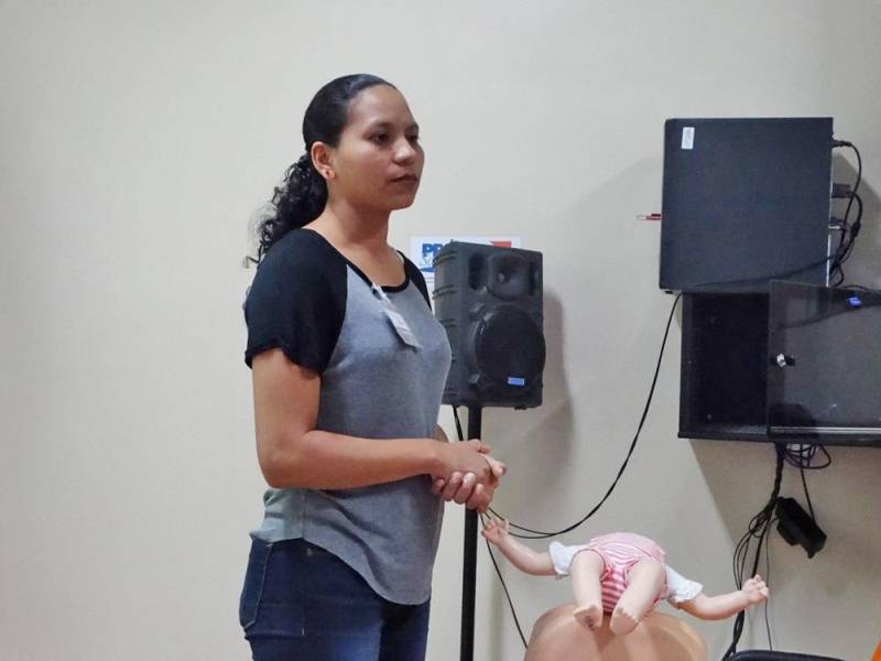 Segurança e prevenção. Essas são palavras que vão ficar na cabeça dos colaboradores do Hospital Público Estadual Galileu (HPEG), localizado em Belém (PA), que fazem parte da brigada de incêndio da unidade. O treinamento, com carga horária de 20h, foi iniciado no dia 24 e encerrou nesta sexta-feira (27) com o técnico em Segurança do Trabalho e bombeiro civil, Jean Farias, e a técnica de enfermagem e bombeira civil, Alessandra Rodrigues. “Neste curso, o diferencial foi ensinarmos sobre primeiros socorros e plano de abandono da unidade, também estamos treinando a brigada para combater princípios de incêndio para que, caso ocorra um sinistro, o fogo não se alastre”, explicou a bombeira civil, Alessandra Rodrigues (foto).
FOTO: ASCOM / HPEG
DATA: 27.04.2018
BELÉM - PARÁ <div class='credito_fotos'>Foto: ASCOM / HPEG | <a href='/midias/2018/originais/9a24968e-31c2-4c8c-b89d-a0af1279fd7d.jpg' download><i class='fa-solid fa-download'></i> Download</a></div>