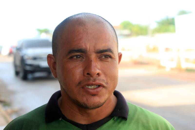 O mototaxista Anderson Silva, 40 anos (foto), há 10 trabalha nas ruas do Bengui, Parque Verde e Tapanã. Ele comemora as obras que irão facilitar a vida de quem trafega pelas Ruas Yamada e do Tapanã. O Governo do Estado está trabalhando em várias frentes nas obras, só a Rua Yamada está sendo duplicada em uma extensão de 4,14 quilômetros
FOTO: SIDNEY OLIVEIRA / AG. PARÁ
DATA: 04.11.2018
BELÉM - PARÁ <div class='credito_fotos'>Foto: Sidney Oliveira/Ag. Pará | <a href='/midias/2018/originais/9a2c80d7-c297-49e6-a84a-c9b1f0fef7d4.jpg' download><i class='fa-solid fa-download'></i> Download</a></div>