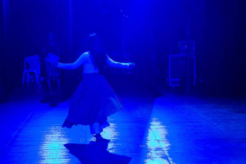 João*, de 17 anos, é natural de Bragança, nordeste do Pará. Há sete meses cumpre medida socioeducativa em uma unidade de internação do Estado após cometer um ato infracional no município onde reside. Mas na manhã desta terça-feira (5), em Belém, pôde vivenciar uma experiência inédita: participou de um espetáculo de teatro (foto) diante de dezenas de pessoas que se reuniram no Teatro Margarida Schivasappa, ao lado de outros 30 adolescentes e jovens privados de liberdade. Uma iniciativa pioneira no país que busca promover a ressocialização por meio da arte, fruto das atividades e oficinas pedagógicas realizadas dentro de espaços gerenciados pela Fundação de Atendimento Socioeducativo do Pará (Fasepa). “Eu nunca tinha vindo em um teatro e isso ficará marcado em mim”, disse o socioeducando. Tímido, ele revelou a vontade de deixar para trás os erros cometidos e seguir um futuro completamente novo, com os primeiros passos sendo dados hoje. “Isso despertou algo dentro de mim, pensar na minha vida e em sair do mundo das drogas. Quem sabe me tornar um ator?” divagou.

FOTO: FERNANDO SETTE / ASCOM IOE
DATA: 05.06.2018
BELÉM - PARÁ <div class='credito_fotos'>Foto: FERNANDO SETTE CÂMARA / ASCOM IOE   |   <a href='/midias/2018/originais/9a31b217-118f-454b-bc8f-ec91ab8f1e7f.jpg' download><i class='fa-solid fa-download'></i> Download</a></div>