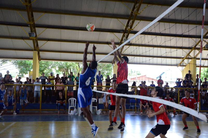 Paragominas, Mãe do Rio e Tomé-Açu são os primeiros campeões da Regional dos Jogos Estudantis Paraenses (JEPS), que ocorrem até domingo (13) em Mãe do Rio, na região nordeste do Pará. O time de Mãe do Rio no voleibol Masculino B, da Escola Marino Contti perdeu a partida final para os atletas da Escola Nikkei de Tomé-Açu (de vermelho).
FOTO: ELISEU DIAS / ASCOM SEDUC
DATA: 11.05.2018
MÃE DO RIO - PARÁ <div class='credito_fotos'>Foto: Eliseu Dias / Ascom Seduc | <a href='/midias/2018/originais/9a3a4c89-d35c-4f60-8e6f-d5d88f22eb25.jpg' download><i class='fa-solid fa-download'></i> Download</a></div>