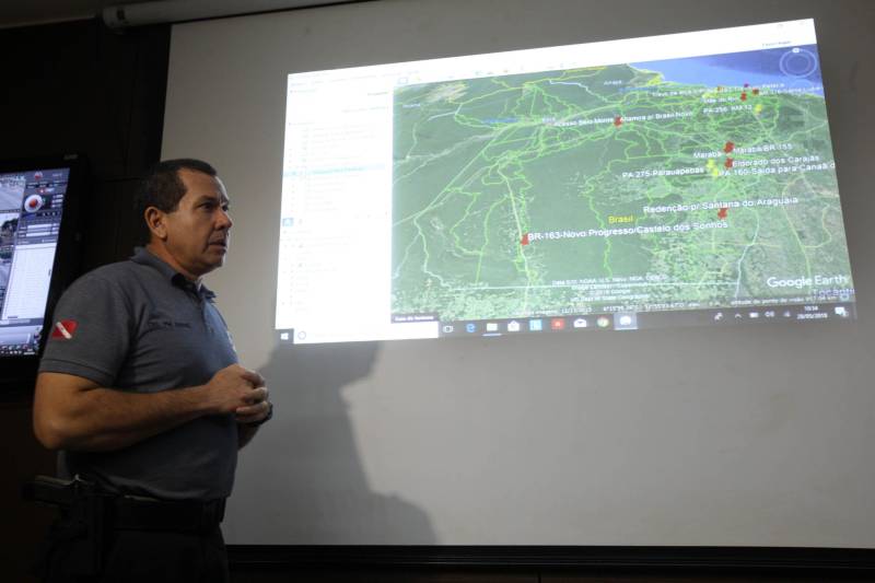 Em reunião realizada na manhã desta segunda-feira (28), na sede da Secretaria de Segurança Pública e Defesa Social do Pará (Segup), órgãos da área de segurança do Estado e de serviços essenciais definiram estratégias de enfrentamento à crise provocada pela greve dos caminhoneiros. De acordo com o coronel André Cunha (foto), secretário adjunto de Gestão Operacional, que esteve pessoalmente reunido com caminhoneiros na tarde deste domingo (27), a categoria garantiu que insumos serão liberados para abastecer as necessidades básicas da população.

FOTO: RODOLFO OLIVEIRA / AG. PARÁ
DATA: 28.05.2018
BELÉM - PARÁ <div class='credito_fotos'>Foto: Rodolfo Oliveira/Ag. Pará   |   <a href='/midias/2018/originais/9a438e3a-9a4b-4f32-a4b5-29879e2da2c1.jpg' download><i class='fa-solid fa-download'></i> Download</a></div>