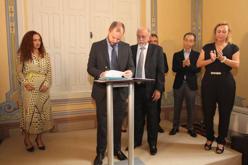 “Que esse espaço seja marcado pela neutralidade, não pela indiferença, mas por abrigar todas as diferenças”. Com essa frase, o governador Simão Jatene inaugurou nesta quinta-feira, 20, o Escritório Compartilhado da Agência das Nações Unidas (ONU) no Estado do Pará, o primeiro no Norte do País, o terceiro em território nacional. “Que as decisões tomadas aqui, a partir de Belém, de forma democrática, alcancem toda a cidade, ultrapassem os limites do estado e depois o mundo”, disse o governador. O Escritório Compartilhado da Agência das Nações Unidas (ONU) no Estado do Pará está abrigado em um prédio cedido pelo Governo do Estado, na Avenida Nazaré, no centro de Belém. Nele, funcionarão inicialmente os escritórios de representação do Programa das Nações Unidas para o Desenvolvimento (Pnud) e do Fundo das Nações Unidas para a Infância (Unicef). Na foto, o chefe de Pessoas e Prosperidade da ONU no Brasil, Cristiano Prado.

FOTO: CRISTINO MARTINS / AG. PARÁ
DATA: 20.12.2018
BELÉM - PARÁ <div class='credito_fotos'>Foto: Cristino Martins/Ag. Pará   |   <a href='/midias/2018/originais/9a467c68-3dc1-43cf-9bb5-30e6dbd212f0.jpg' download><i class='fa-solid fa-download'></i> Download</a></div>