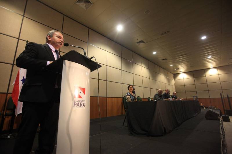 O Governo do Pará segue firme na política de prevenção e redução da criminalidade em todo o estado, com investimentos e o reforço de novos agentes que atuarão na segurança pública. Na tarde desta quinta-feira (22), os 474 aprovados em concurso público tomaram posse e receberam os equipamentos de trabalho. A cerimônia ocorreu no Hangar Convenções e Feiras da Amazônia, em Belém, e contou com a presença do governador Simão Jatene, entre outras autoridades. Na foto, o  delegado geral da Polícia Civil, Rilmar Firmino.

FOTO: RODOLFO OLIVEIRA / AG. PARÁ
DATA: 22.03.2018
BELÉM - PARÁ <div class='credito_fotos'>Foto: Rodolfo Oliveira/Ag. Pará   |   <a href='/midias/2018/originais/9a4c58f4-6e4e-44cf-8860-e76be12f4a34.jpg' download><i class='fa-solid fa-download'></i> Download</a></div>