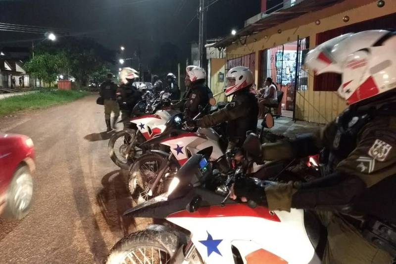 Durante o final da tarde e noite desta terça-feira, 1º de maio, dezenas de militares do 24º Batalhão da Polícia Militar (BPM), unidade vinculada ao Centro de Policiamento da Capital (CPC), prosseguiram com as ações da operação Sáfara 3 na área do bairro Tapanã, mas também no Benguí, Parque Verde e Pratinha. A operação iniciou por volta das 17h e partiu da praça do conjunto Cordeiro de Farias.
FOTO: ASCOM PMPA
DATA: 01.05.2018
BELÉM - PARÁ <div class='credito_fotos'>Foto: Ascom PMPA | <a href='/midias/2018/originais/9a4fa486-cf35-436d-a415-87f305c47974.jpg' download><i class='fa-solid fa-download'></i> Download</a></div>