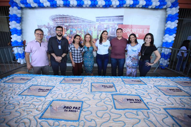 Nesta sexta-feira, uma programação (foto) alegre e diferenciada marcou as comemorações pelos 14 anos do Pro Paz no Pará, iniciativa que surgiu em 2004 como um programa do Governo do Estado, convertida mais tarde em política pública por força de decreto, até se consolidar, em 2015, na Fundação Pro Paz, que tem a missão de racionalizar e ordenar recursos e ações para transformar a vida de milhares de paraenses em situação de vulnerabilidade social. A existência do Pro Paz fez do Pará vanguarda na Federação, por ser o único estado que possui, há mais de dez anos, um protocolo padrão para atendimento a crianças e adolescentes vítimas de violência que é modelo para o Brasil, referendado pela ONG Childhood Brasil e reconhecido pela ONU. O modelo referência do trabalho do Pro Paz foi que levou o Pará a ganhar da Organização das Nações Unidas (ONU), em 2015, o reconhecimento por manter uma das onze melhores práticas das Américas para a integração de sistemas de segurança pública com políticas sociais.
FOTO: MÁCIO FERREIRA / AG. PARÁ
DATA: 29.06.2018
BELÉM - PARÁ <div class='credito_fotos'>Foto: MÁCIO FERREIRA/ AG. PARÁ | <a href='/midias/2018/originais/9a533e62-1f0f-46a6-ae6d-2f9e82284328.jpg' download><i class='fa-solid fa-download'></i> Download</a></div>