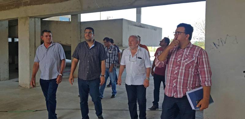 A Escola Estadual de Ensino Médio Professor Jorceli Silva Sestari (foto) começou a ser reformada no dia 26 de março. A obra, orçada em R$ 4.263.219,26, é realizada pelo Governo do Estado, por meio da Secretaria de Estado de Educação (Seduc), com recursos de financiamento do Banco Interamericano de Desenvolvimento. Com prazo de nove meses, a previsão é que o empreendimento seja inaugurado no final do ano.
FOTO: KÉLIA SANTOS / ASCOM CRGSP
DATA: 13.06.2018
SANTARÉM - PARÁ <div class='credito_fotos'>Foto: KÉLIA SANTOS / ASCOM CRGSP | <a href='/midias/2018/originais/9a5c8814-d078-4051-83f5-f522708cebad.jpg' download><i class='fa-solid fa-download'></i> Download</a></div>