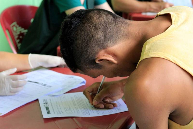 O Departamento Penitenciário Nacional (Depen), órgão vinculado ao Ministério da Justiça e Segurança Pública, realizou um mutirão do projeto Identidade Cidadã, nos dias 19 e 20 de dezembro, no Presídio Estadual Metropolitano (PEM) III. A ação teve como objetivo emitir a segunda via de certidões de nascimento ou de casamento para pessoas privadas de liberdade. O projeto é uma parceria do Depen com a Associação de Notários e Registradores do Brasil (Anoreg) e a Superintendência do Sistema Penitenciário do Pará (Susipe). A partir de um levantamento feito pelos assistentes sociais do PEM III, foi constatada a necessidade de emitir a segunda via da certidão de nascimento para 154 internos.

FOTO: VELOSO JÚNIOR / ASCOM SUSIPE
DATA: 20.12.2018
SANTA IZABEL - PARÁ <div class='credito_fotos'>Foto: Veloso Junior / Ascom Susipe   |   <a href='/midias/2018/originais/9a5cde3b-bbc3-4b4e-bef0-8a06e55d3ec3.jpg' download><i class='fa-solid fa-download'></i> Download</a></div>