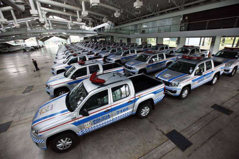 O Governo do Pará segue firme na política de prevenção e redução da criminalidade em todo o estado, com investimentos e o reforço de novos agentes que atuarão na segurança pública. Na tarde desta quinta-feira (22), os 474 aprovados em concurso público tomaram posse e receberam os equipamentos de trabalho. A cerimônia ocorreu no Hangar Convenções e Feiras da Amazônia, em Belém, e contou com a presença do governador Simão Jatene, entre outras autoridades.

FOTO: RODOLFO OLIVEIRA / AG. PARÁ
DATA: 22.03.2018
BELÉM - PARÁ <div class='credito_fotos'>Foto: Rodolfo Oliveira/Ag. Pará   |   <a href='/midias/2018/originais/9a6e07b2-ea0c-49da-bfa9-1b415474d66f.jpg' download><i class='fa-solid fa-download'></i> Download</a></div>