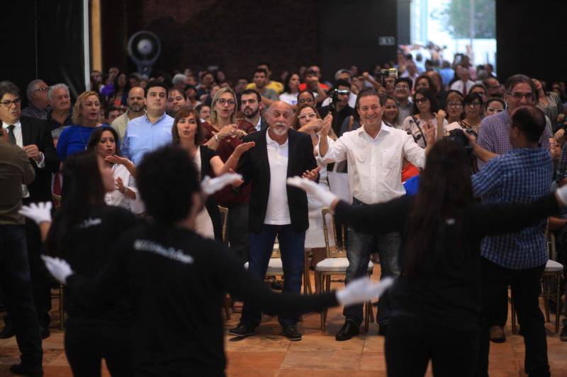Um espaço moderno, com atendimento de alta qualidade. Assim é o Centro Integrado de Inclusão e Reabilitação (CIIR), inaugurado pelo Governo do Estado na tarde desta quarta-feira (30). O centro integra vários serviços em um único local. Da assistência médica, odontológica, passando pela reabilitação, capacitação, oficinas para produção de próteses e serviço de apoio e diagnósticos em crianças, jovens e adultos com deficiência no Estado do Pará. Localizado na rodovia Arthur Bernardes, em Belém, às margens da Baía do Guajará, o Centro Integrado é o primeiro na região Norte e fica em uma área total de mais de 40 mil metros quadrados. A obra foi iniciada em março de 2014 e está orçada em mais de R$ 32 milhões, recursos do tesouro estadual. O CIIR faz parte das ações previstas pelo Governo do Estado ampliando os serviços já oferecidos pela Secretaria de Estado de Saúde Pública (Sespa).
FOTO: THIAGO GOMES / AG. PARÁ
DATA: 30.05.2018
BELÉM - PARÁ <div class='credito_fotos'>Foto: Thiago Gomes /Ag. Pará | <a href='/midias/2018/originais/9a75b2e2-c5a5-430e-8856-62faf557c27e.jpg' download><i class='fa-solid fa-download'></i> Download</a></div>
