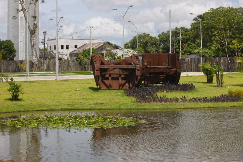 Bastante aguardado, o novo Parque Estadual do Utinga (PEUt) será reaberto ao público pelo Governo do Estado nos próximos dias 16 e 17 de março. Os serviços do mais importante espaço de preservação e estudo da biodiversidade dentro da Região Metropolitana de Belém serão oferecidos em caráter experimental. Na sexta-feira, a partir das 16h30, serão realizadas apresentações artísticas, com o Boi Veludinho, crianças do Pro Paz e a premiada Orquestra Sinfônica do Theatro da Paz. A apresentação será em um espaço ao ar livre e não será necessária a retirada de ingressos, por esse motivo, a recomendação é que o público chegue cedo, porque a entrada será fechada quando o espaço estiver lotado. No sábado, será realizada uma grande caminhada, a partir das 8 horas, com paradas para informações educativas sobre a fauna, flora e sobre os novos espaços. Por conta da grande quantidade de pessoas, incluindo crianças e idosos, o Corpo de Bombeiros recomendou e, a organização do evento acatou, a necessidade de se evitar durante a manhã do sábado o trânsito de veículos sobre rodas, como carros, bicicletas, skates e patins. Depois das 12 horas e durante todo o funcionamento do parque, a entrada e o uso por praticantes desta modalidade está completamente liberada no Parque. No domingo, o parque funciona normalmente ao público no horário de 5h30 às 17h, assim como nos outros dias, de segunda a segunda.
FOTO: IGOR BRANDÃO / AG PARÁ
DATA: 11.032018
BELÉM - PARÁ <div class='credito_fotos'>Foto: IGOR BRANDÃO / AG. PARÁ | <a href='/midias/2018/originais/9a790466-2e07-4a30-9888-04f2284cae69.jpg' download><i class='fa-solid fa-download'></i> Download</a></div>