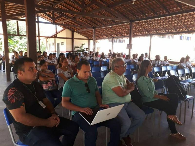 Na Semana Nacional do Meio Ambiente, a Gerência da Região Administrativa Calha Norte I (GRCN-I), vinculada ao Instituto de Desenvolvimento Florestal e da Biodiversidade (Ideflor-bio), realiza em parceria com instituições públicas do município de Monte Alegre, no oeste paraense, uma extensa programação no Parque Estadual de Monte Alegre (Pema) e na Área de Proteção Ambiental (APA) Paytuna. A programação foi iniciada nesta quarta-feira (30), com o Projeto Ação Verde (foto). A ação de educação ambiental contou com a participação dos estudantes de diversas instituições de ensino de Monte Alegre, como as escolas estaduais de Ensino Médio Francisco Nobre de Almeida e Rosália Simões. Os estudantes caminharam por vários bairros até a orla da cidade, onde fizeram coleta seletiva de lixo. À tarde, os alunos participaram de palestras sobre o Pema e os Sistemas Agroflorestais (SAFs), promovidas pela GRCN-I e pelo Escritório Regional do Ideflor-bio no Baixo Amazonas.

FOTO: ASCOM / IDEFLOR-BIO
DATA: 30.05.2018
MONTE ALEGRE - PARÁ <div class='credito_fotos'>Foto: ASCOM / IDEFLOR-BIO   |   <a href='/midias/2018/originais/9a8935d7-5eb9-40ab-ab8a-100d3bfdccfd.jpg' download><i class='fa-solid fa-download'></i> Download</a></div>