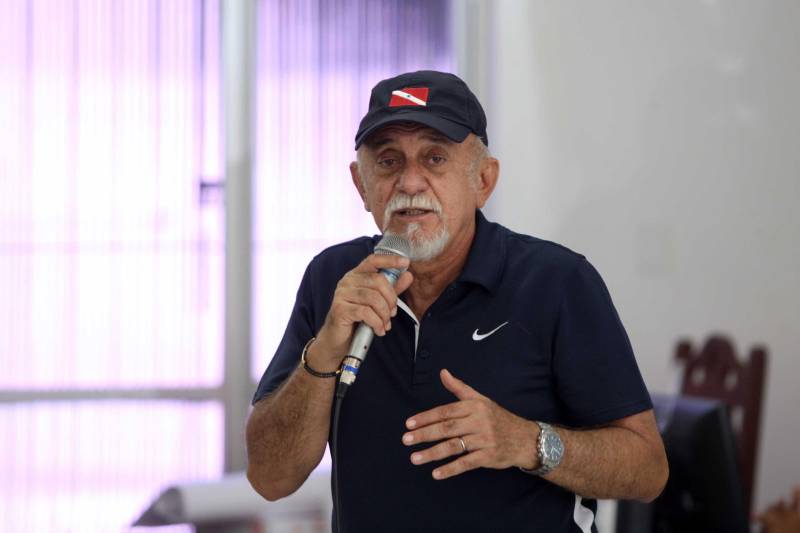 O Governador do Pará, Simão Jatene (foto), esteve durante esta sexta-feira (13) no município de Paragominas. Além de visitar as áreas afetadas pela enxurrada que ocorreu na madrugada da quinta-feira (12), ele conversou com moradores atingidos, reuniu com autoridades municipais, secretários de estado, com o Corpo de Bombeiros e a Defesa Civil para traçar as metas e ações a serem cumpridas para restabelecer a normalidade na cidade. A forte enxurrada, que durou toda a madrugada, alagou cerca de 40% da cidade e atingiu 350 famílias. Até o momento, 13 locais foram adequados para funcionar como abrigo, entre escolas, associações, ginásios, entre outros, para receber desabrigados e desalojados.

FOTO: SIDNEY OLIVEIRA / AG. PARÁ
DATA: 13.04.2018
PARAGOMINAS - PARÁ <div class='credito_fotos'>Foto: Sidney Oliveira/Ag. Pará   |   <a href='/midias/2018/originais/9a8d6f96-5fde-450e-9285-e83d0f5945c3.jpg' download><i class='fa-solid fa-download'></i> Download</a></div>