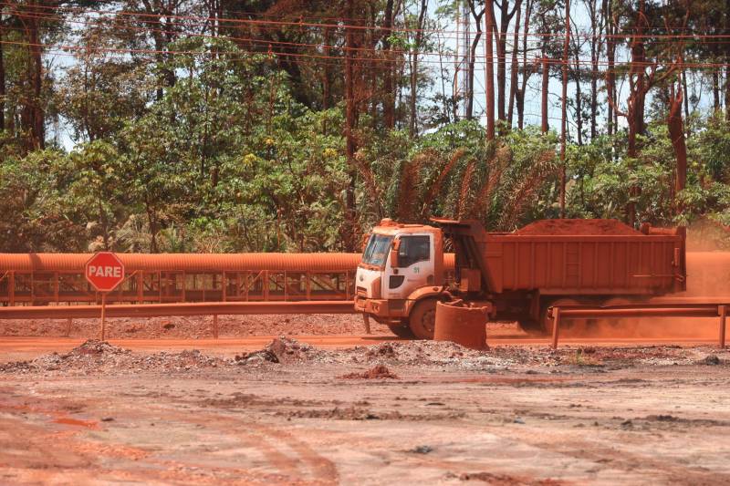 Por conta do não cumprimento do prazo de 48 horas dado pelo Governo do Estado para que a Hydro (foto) reduzisse os níveis das bacias de resíduos ao nível de pelo menos um metro, a Secretaria de Meio Ambiente e Sustentabilidade (Semas) notifica a empresa, na manhã desta terça-feira (27), com a determinação de que reduza a produção da refinaria em 50%. A Semas também triplicará a multa definida anteriormente, cumprindo a legislação ambiental em vigor, chegando a cerca de R$ 1 milhão por dia de descumprimento (300 mil Unidades de Padrão Fiscal). A empresa informou formalmente que reduziu os índices, mas não integralmente no total determinado de um metro. A determinação de redução emitida pela Semas reforça ainda que devem ser mantidos e ampliados os esforços para tratamento dos efluentes e de redução dos níveis das bacias. As equipes da Semas permanecem em campo 24 horas, trabalhando em conjunto com a Defesa Civil e outros órgãos, monitorando a situação.
FOTO: IGOR BRANDÃO / AG. PARÁ
DATA: 24.02.2018
BARCARENA - PARÁ <div class='credito_fotos'>Foto: IGOR BRANDÃO / AG. PARÁ | <a href='/midias/2018/originais/9a900ff1-9dd6-461c-92c2-f7be2ead13fb.jpg' download><i class='fa-solid fa-download'></i> Download</a></div>