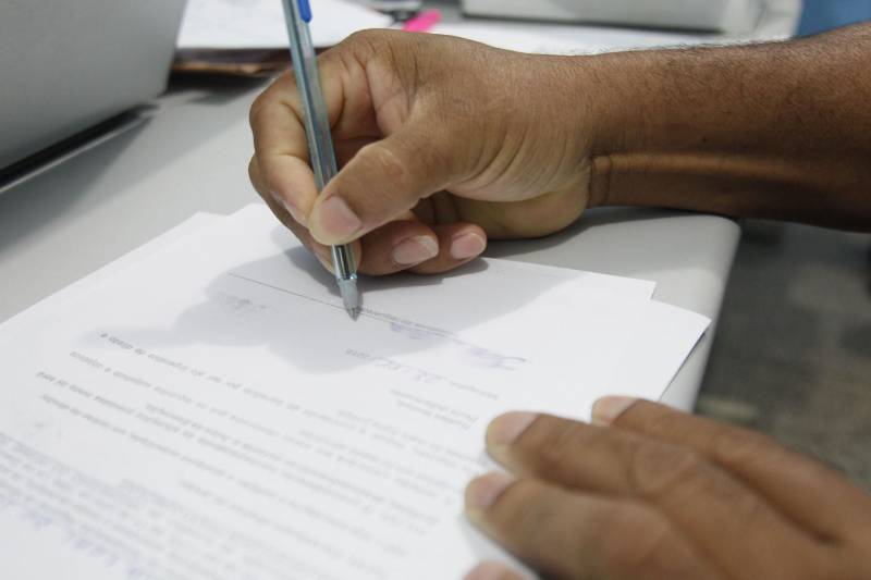 Mais de 170 presos custodiados no Centro de Recuperação Regional de Mocajuba (CRRMOC), localizado na região do Baixo Tocantins, começaram a receber, nesta quarta-feira (28), atendimento técnico-jurídico na unidade prisional. A ação é uma iniciativa da Diretoria de Execução Criminal (DEC), da Superintendência do Sistema Penitenciário do Estado (Susipe), e começou na terça-feira, 27, e irá até esta quinta-feira (01.03). O objetivo é atender a demanda de processos dos internos e fazer a atualização do Levantamento Nacional de Informações Penitenciárias (Infopen).
FOTO: AKIRA ONUMA / ASCOM SUSIPE
DATA: 28.02.2018
BELÉM - PARÁ
<div class='credito_fotos'>Foto: Akira Onuma / Ascom Susipe | <a href='/midias/2018/originais/9a915561-dbd7-4cd5-acdf-57b8c03ff1a4.jpg' download><i class='fa-solid fa-download'></i> Download</a></div>