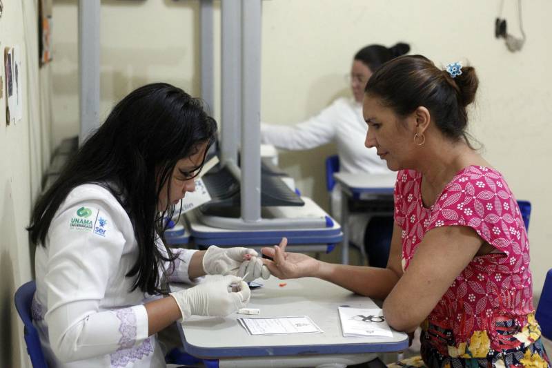 Um encontro dedicado aos cuidados com a saúde e à prevenção do vírus HIV foi realizado na manhã desta terça-feira (20) pela Universidade Federal do Pará (UFPA), dentro do Projeto de Pesquisa e Extensão “Defesa e Paz Social”, desenvolvido por alunos do curso de Serviço Social, em parceria com a Superintendência do Sistema Penitenciário do Estado (Susipe) e apoio da Universidade da Amazônia (Unama). A ação beneficiou internas do Centro de Recuperação Feminino (CRF), localizado em Ananindeua (Região Metropolitana de Belém). O objetivo foi proporcionar troca de experiências, esclarecimentos sobre prevenção, tratamento e realização de teste para o diagnóstico do vírus HIV.
FOTO: AKIRA ONUMA/ASCOM SUSIPE
DATA: 20.11.2018
ANANINDEUA - PARÁ <div class='credito_fotos'>Foto: Akira Onuma / Ascom Susipe | <a href='/midias/2018/originais/9aaf581b-2621-4a6f-a997-28b00894845f.jpg' download><i class='fa-solid fa-download'></i> Download</a></div>