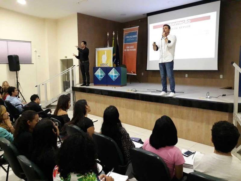 Neste domingo (25), o Pro Paz Enem iniciou o calendário de 'aulões' preparatórios gratuitos (foto) para os estudantes que prestarão o Exame Nacional do Ensino Médio (Enem). A caravana é uma realização do Governo do Estado do Pará, por meio da Fundação Pro Paz, Secretaria Extraordinária de Municípios Sustentáveis (Semsu) e a Secretaria de Educação do Pará (Seduc). “Estamos abrindo de maneira inédita, em março, praticamente junto com o calendário de aulas da Seduc, os ‘aulões’ do Pro Paz Enem e já vemos um resultado positivo, pois temos mais de 1.500 alunos entre inscritos e que se inscreveram na hora. Fomos pegos de surpresa, pois não esperávamos tanta gente; o auditório lotou e tivemos que providenciar mais cinco salas. O mais importante é saber que ninguém voltou pra casa sem aula. A procura mostra que o PPE está consolidado na sociedade paraense”, afirmou Mônica Altman, presidente da Fundação Pro Paz.
FOTO: EMANUELE CORRÊA / ASCOM PRO PAZ
DATA: 25.03.2018
BELÉM - PARÁ <div class='credito_fotos'>Foto: EMANUELE CORRÊA / ASCOM PRO PAZ | <a href='/midias/2018/originais/9abab8d9-ab8c-4b22-b2d0-dcf41e5b8737.jpg' download><i class='fa-solid fa-download'></i> Download</a></div>
