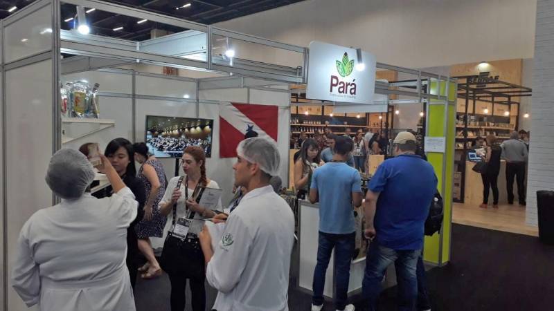 Empresários paraenses e representantes do governo do Estado participaram da 3ª edição do Salão Internacional de Restaurantes, Hotelaria e Alimentação (SIRHA), entre os dias 14 e 16 de março, realizado na São Paulo Expo, na capital paulista. A participação do Pará no evento foi uma iniciativa da Secretaria de Estado de Turismo (Setur), em parceria com a Secretaria de Estado de Desenvolvimento, Mineração e Energia (Sedeme), Centro de Empreendedorismo da Amazônia e Instituto Paulo Martins.
FOTO: ASCOM / SETUR
DATA: 19.03.2018
SÃO PAULO - SP
<div class='credito_fotos'>Foto: ASCOM SETUR | <a href='/midias/2018/originais/9abc08fa-8351-428d-b533-1e2fd7071093.jpg' download><i class='fa-solid fa-download'></i> Download</a></div>