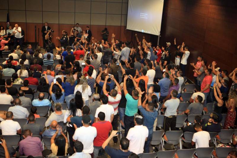 Com a entrega de mais 359 veículos, somente esta semana, o Governo do Pará reforçou a atuação da área de segurança pública em todo o Estado. Todos os veículos auxiliarão no combate a criminalidade e a manutenção da segurança em todo o território paraense. Boa parte desses veículos foi destinada diretamente para as guardas municipais, numa ação integrada com as Prefeituras, por meio da Secretaria de Segurança Pública e Defesa Social (Segup) com articulação da Secretaria de Municípios Sustentáveis, que define em conjunto com os municípios, a agenda de prioridades. A última etapa da entrega ocorreu nesta quinta-feira (5), no Hangar – Centro de Convenções da Amazônia.
FOTO: RODOLFO OLIVEIRA / AG. PARÁ
DATA: 05.07.2018
BELÉM - PARÁ <div class='credito_fotos'>Foto: Rodolfo Oliveira/Ag. Pará | <a href='/midias/2018/originais/9ac09e2a-808b-4c97-b870-656a7a5f8119.jpg' download><i class='fa-solid fa-download'></i> Download</a></div>