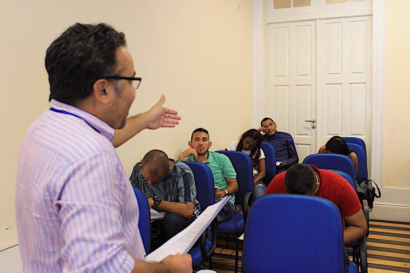 Estimular o espírito empreendedor e oportunizar a capacitação e aprendizado dos egressos do sistema penal. Esse é o objetivo da Superintendência do Sistema Penitenciário do Estado (Susipe), que em parceria com o Serviço Brasileiro de Apoio às Micro e Pequenas Empresas (Sebrae), promoveu, nesta quarta-feira (7), o curso “Aprendendo a Vender”. A iniciativa é da Coordenadoria de Assistência ao Egresso e Família (Caef), vinculada à Diretoria de Reinserção Social da Susipe. O curso foi realizado na Escola de Administração Penitenciária (EAP), em Belém, e teve o objetivo de capacitar e qualificar, na área de vendas para pequenos negócios, 25 egressos do sistema penitenciário que já receberam ou que ainda vão receber a linha de microcrédito oferecida pelo programa do Governo do Estado - o CredCidadão, que beneficia, especialmente, as pessoas de baixa renda e egressos do sistema penal oferecendo uma linha de crédito com juros mais baixos, visando apoio ao micro empreendedor e à geração de emprego e renda.
FOTO: AKIRA ONUMA / ASCOM SUSIPE
DATA: 07.11.2018
BELÉM - PARÁ <div class='credito_fotos'>Foto: Akira Onuma / Ascom Susipe | <a href='/midias/2018/originais/9ac72eef-6784-4bdd-ba6d-7852812344ef.jpg' download><i class='fa-solid fa-download'></i> Download</a></div>